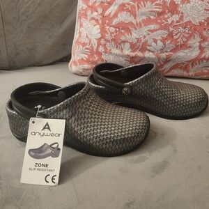 AnywearZone Slip-Resistant Clogs in Metallic Gray